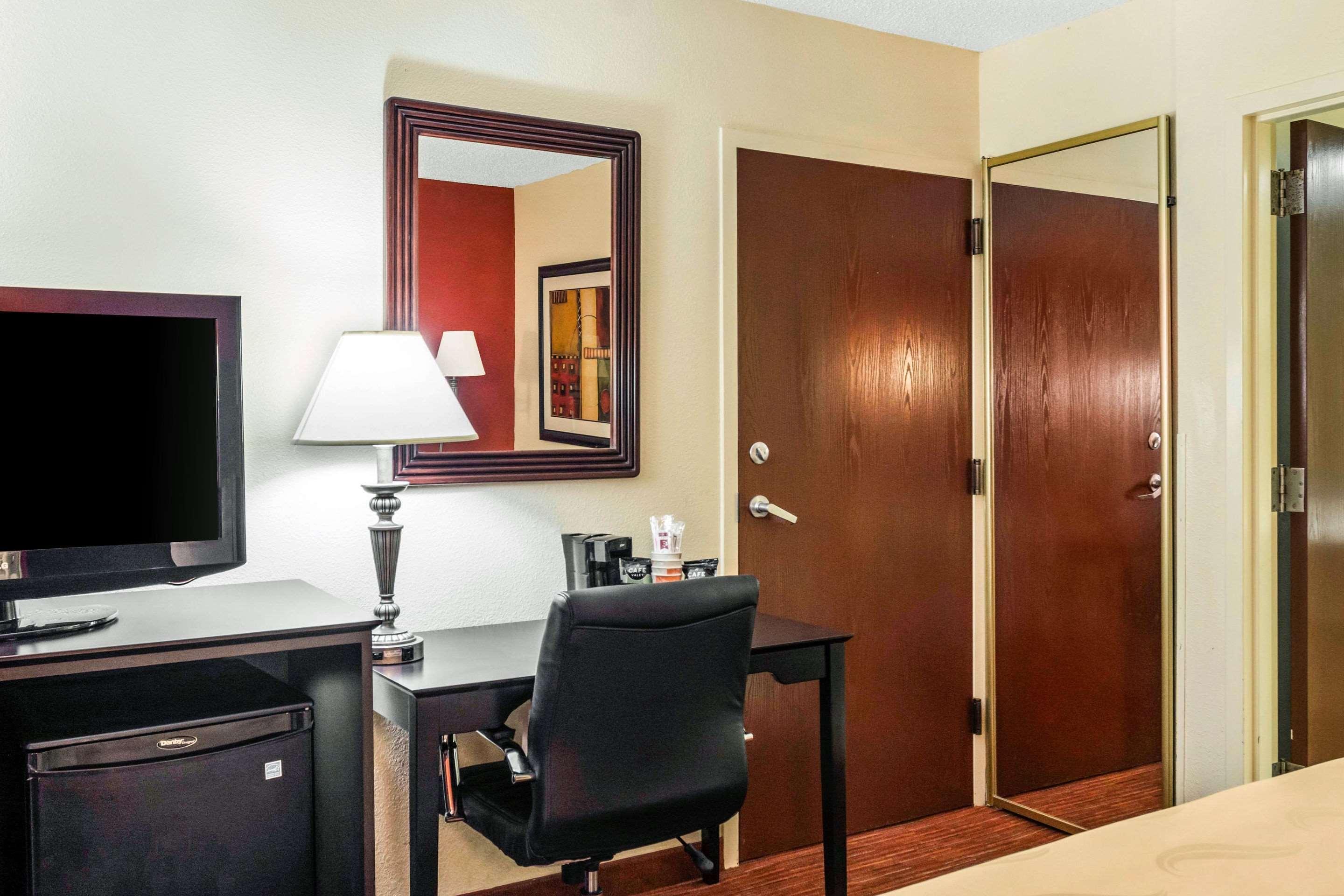 Quality Inn Олбани Екстериор снимка